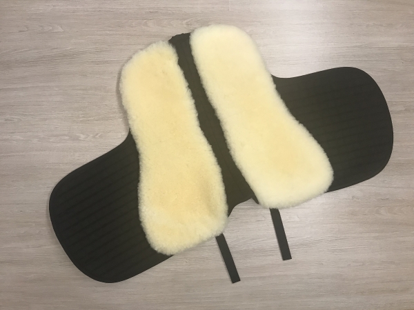 Geteiltes Lammfell-Pad mit Satteldecke in Dressurform, klettbar